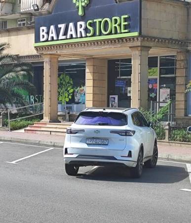 AYNA indi də marketlərin qabağında BƏND alıb... AYNA indi də marketlərin qabağında BƏND alıb...
